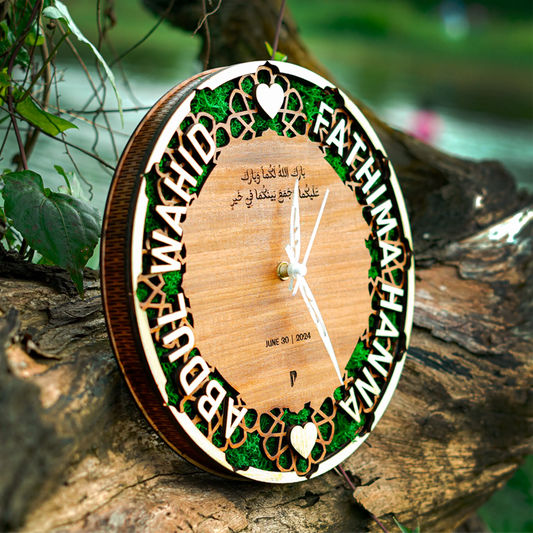 Moss Wooden  Clock  With  Name Customization